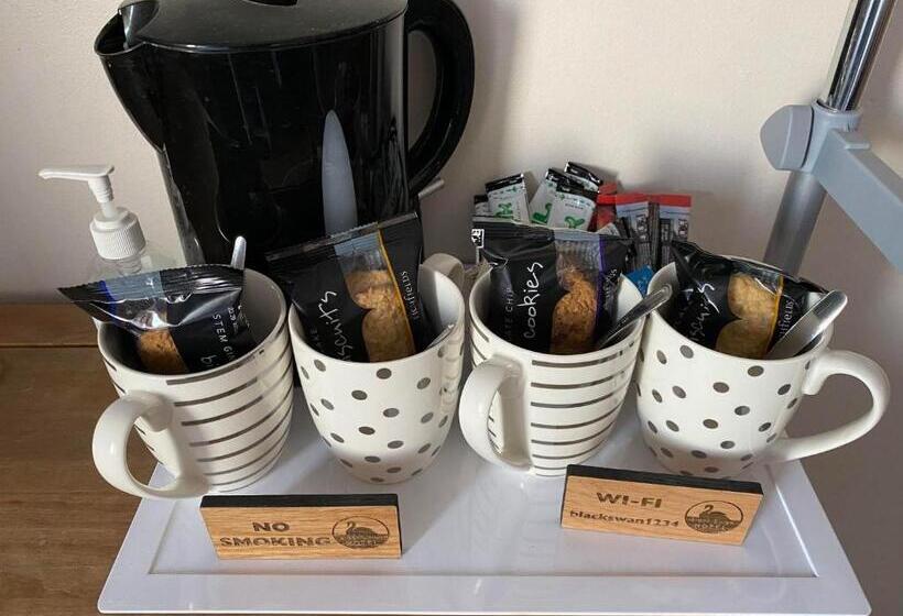 חדר משפחתי, The Black Swan