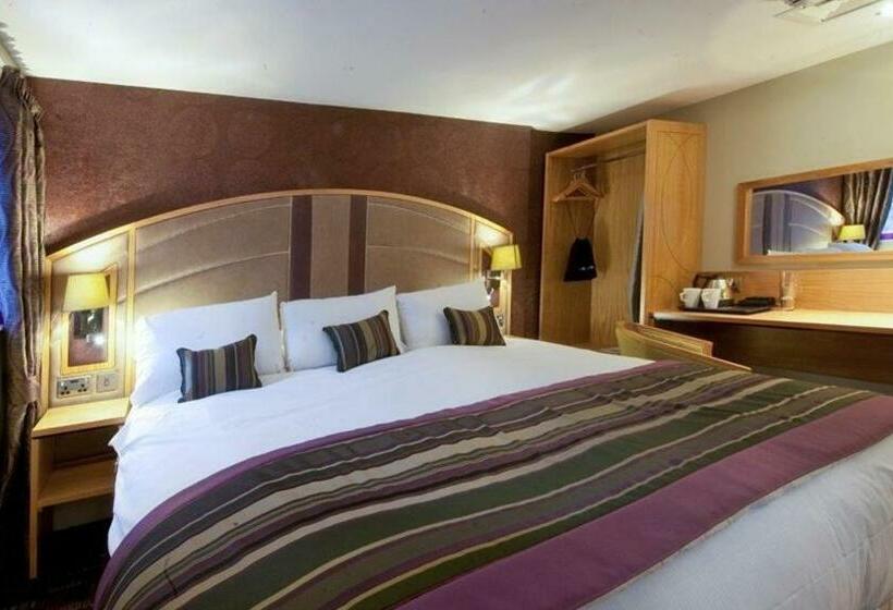 חדר משפחתי, The Golden Lion Wetherspoon