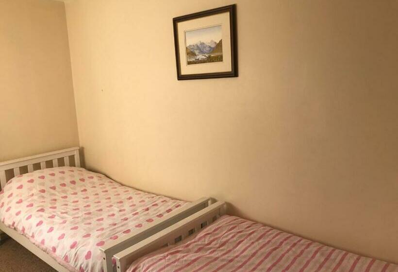 غرفة قياسية, The Mission Bunkhouse