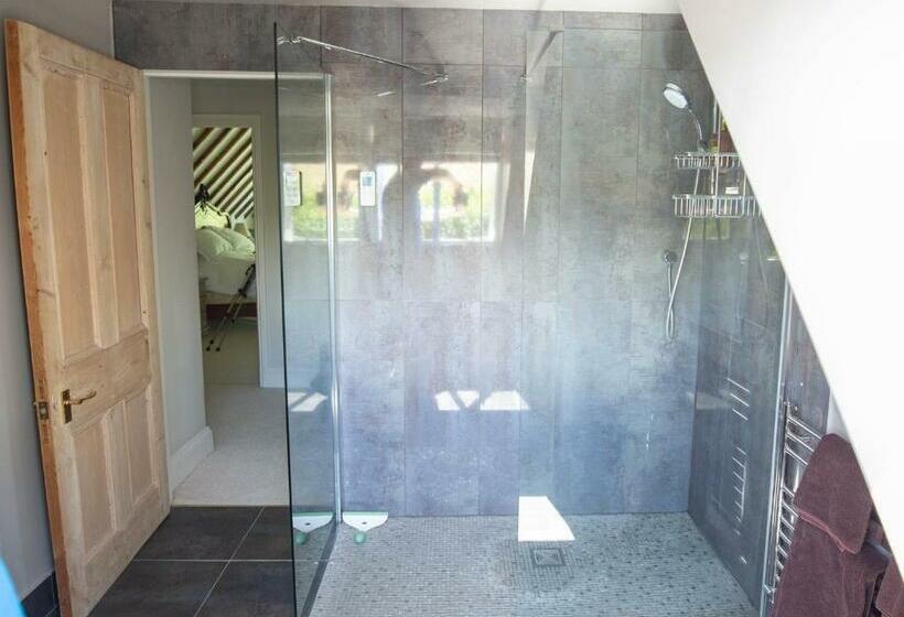 سوییت جونیور, Cherry Orchard Farm