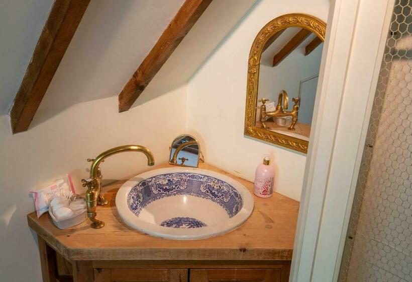 سوییت جونیور, Cherry Orchard Farm