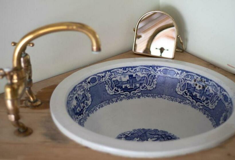 سوییت جونیور, Cherry Orchard Farm