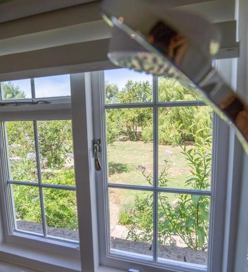 سوییت جونیور لوکس, Cherry Orchard Farm