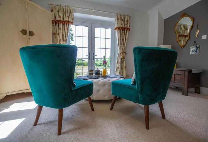 سوییت جونیور لوکس, Cherry Orchard Farm