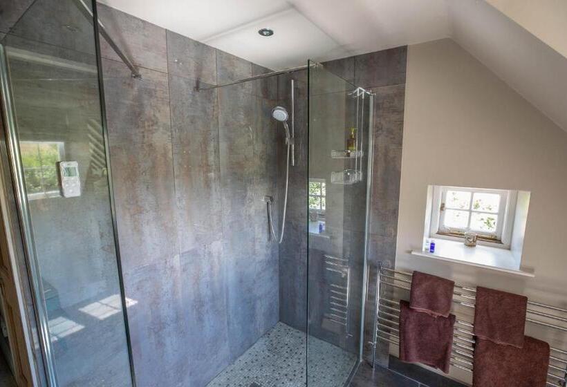 سوییت جونیور, Cherry Orchard Farm