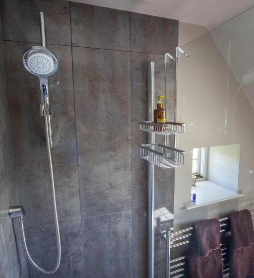 سوییت جونیور, Cherry Orchard Farm