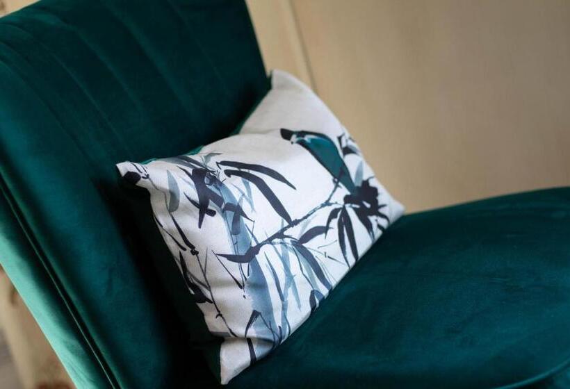 سوییت جونیور لوکس, Cherry Orchard Farm