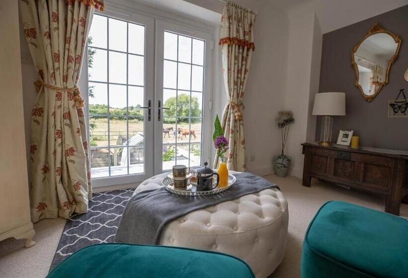 سوییت جونیور لوکس, Cherry Orchard Farm