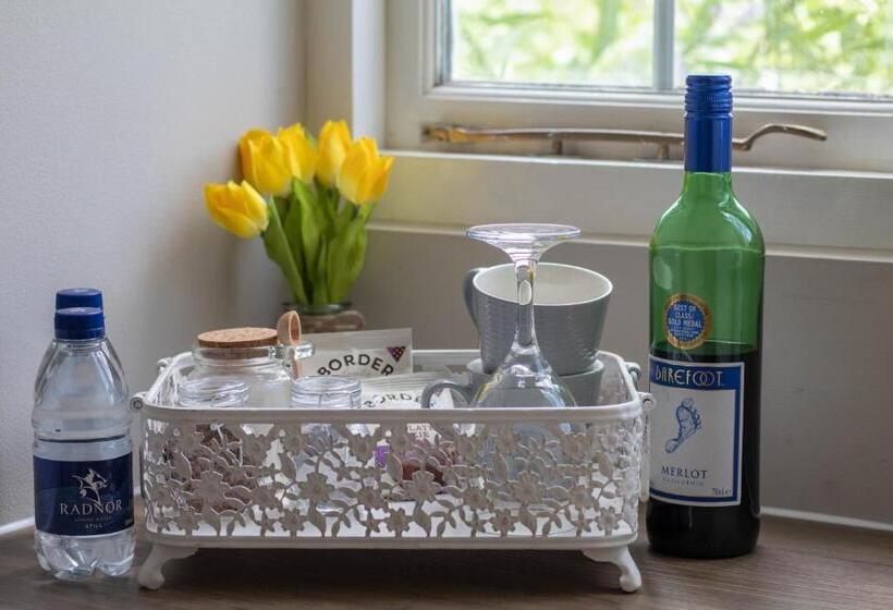 سوییت جونیور لوکس, Cherry Orchard Farm