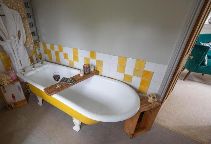 سوییت جونیور لوکس, Cherry Orchard Farm