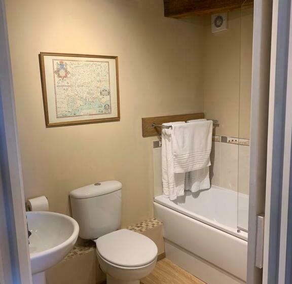 Cameră Familiară, Fiddleback Farm