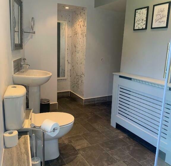 Cameră Familiară, Fiddleback Farm