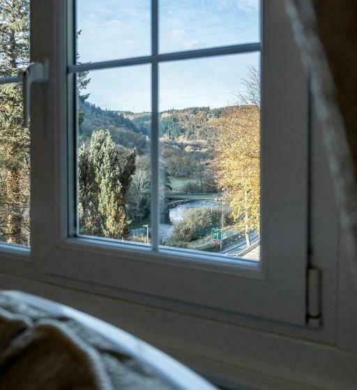 חדר משפחתי נוף לגינה, Glyntwrog House