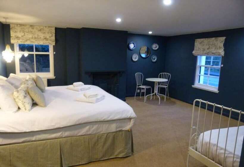 חדר דלוקס לשלושה, The Boat Inn