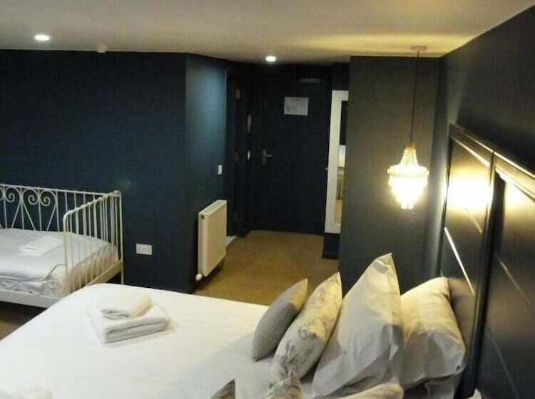 חדר דלוקס לשלושה, The Boat Inn