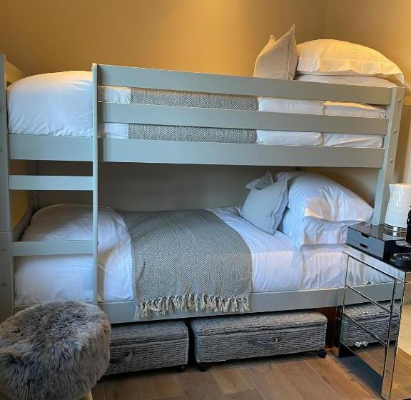 Quarto Estandar, The Fuzzy Duck