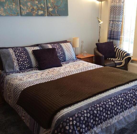 キングサイズベッドのスーペリアルーム, The Great Grubb