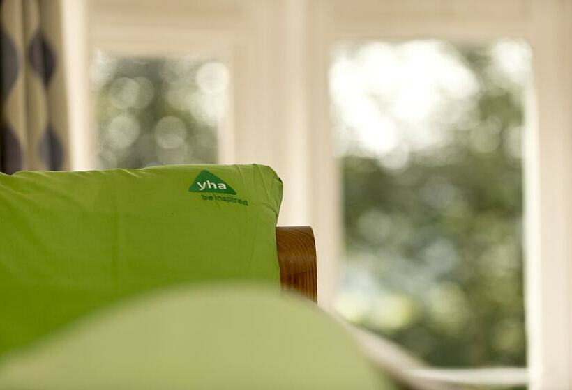 מיטה בחדר מעונות עם מקלחת משותפת, Yha Eyam   Hostel