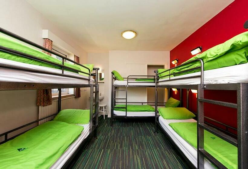 سرير فى غرفة مشتركة مزودة بحمام مشترك, Yha Sheringham