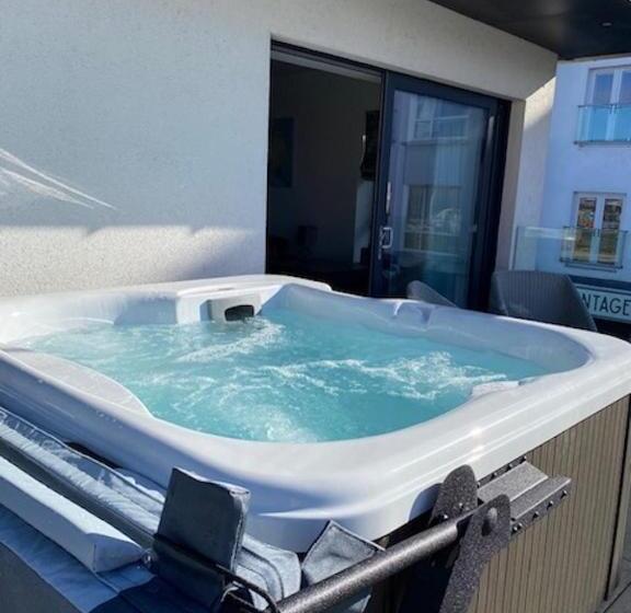 Полулюкс с Балконом, Antrim House Guest Rooms & Suites