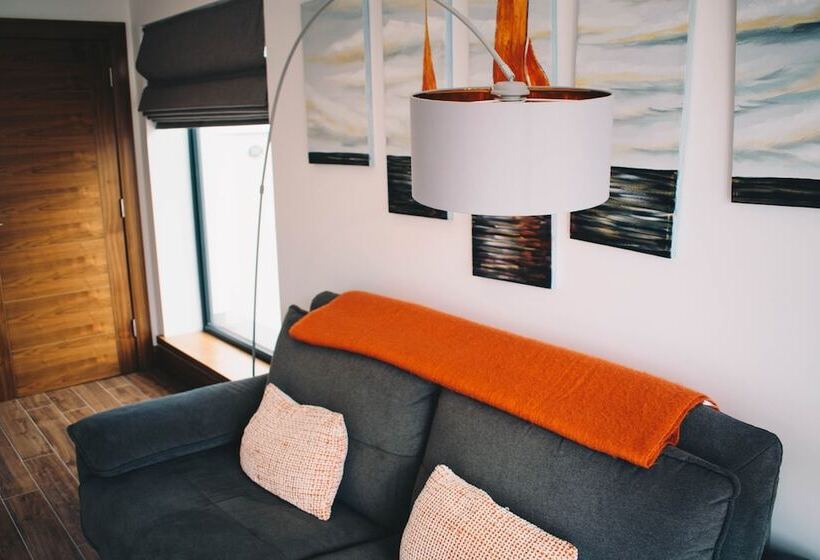 Полулюкс с Балконом, Antrim House Guest Rooms & Suites