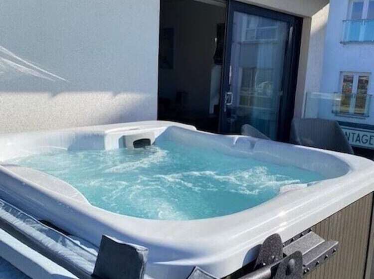 Полулюкс с Балконом, Antrim House Guest Rooms & Suites