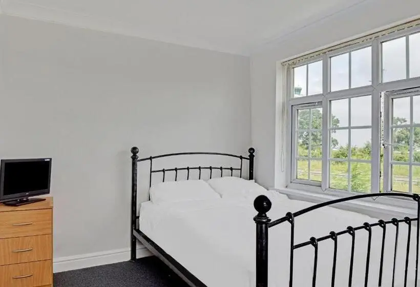 スタンダード４人部屋, The Gables Hotel, Birmingham Airport