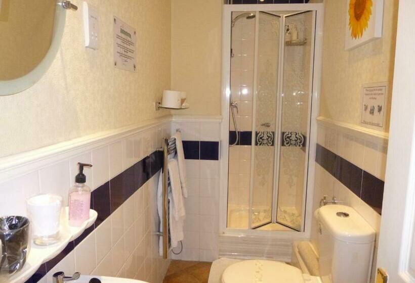 غرفة عائلية مطلّة علي البحر, The Cumberland