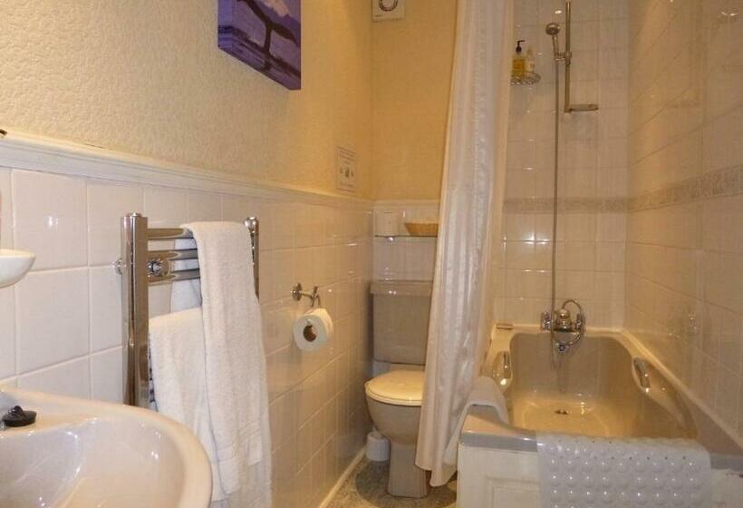 غرفة ديلوكس مطلّة علي البحر, The Cumberland