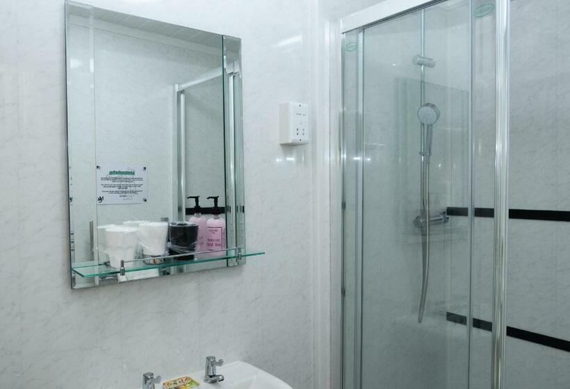 غرفة عائلية مطلّة علي البحر, The Cumberland