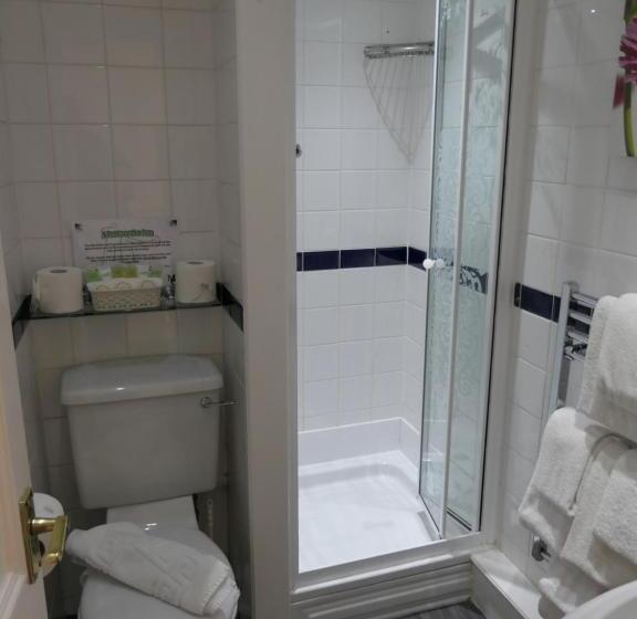 غرفة عائلية مطلّة علي البحر, The Cumberland