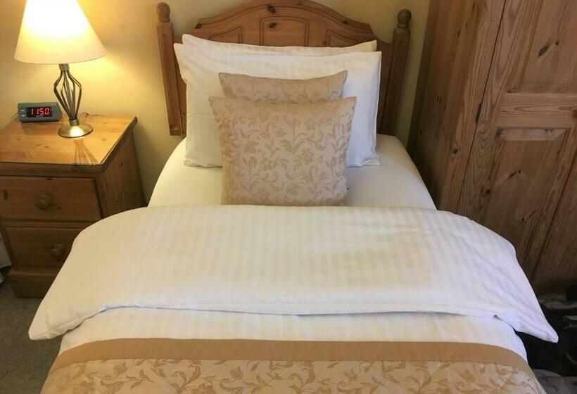 标准单人间, Watermead House