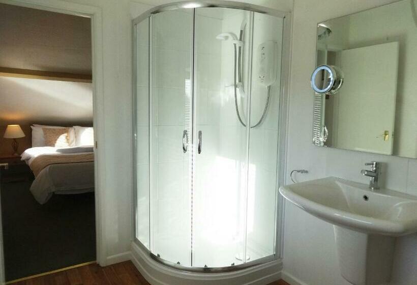 标准间, Watermead House