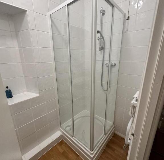 标准单人间, Watermead House