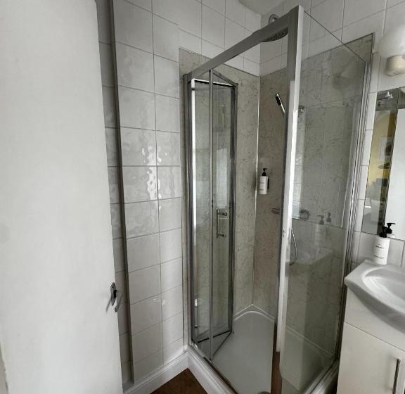 غرفة سوبيريور, Watermead House