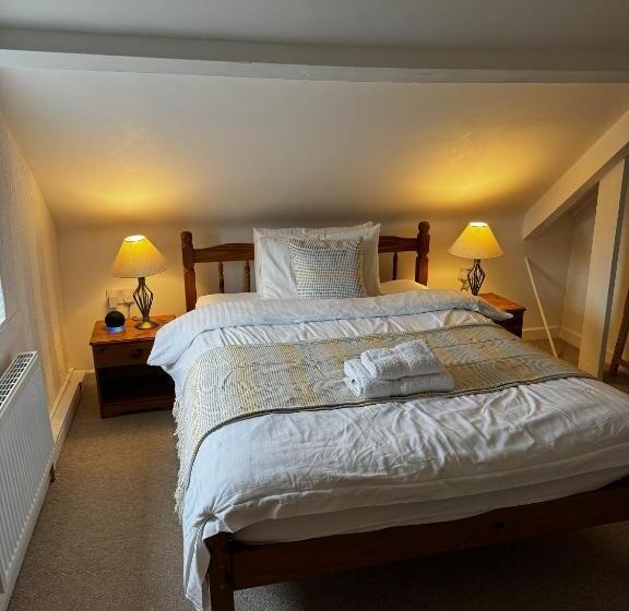 غرفة سوبيريور, Watermead House