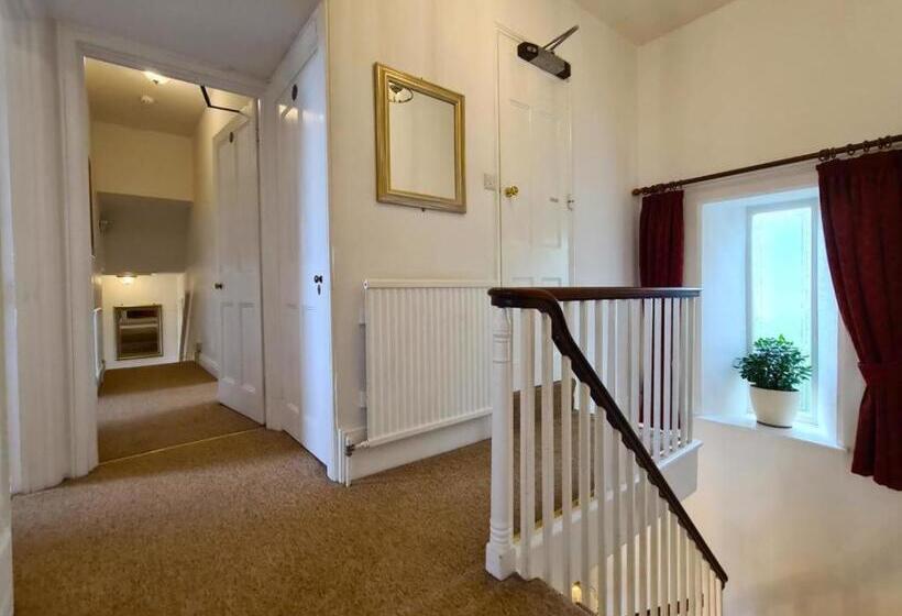 标准间, Watermead House