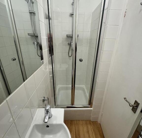 标准间, Watermead House