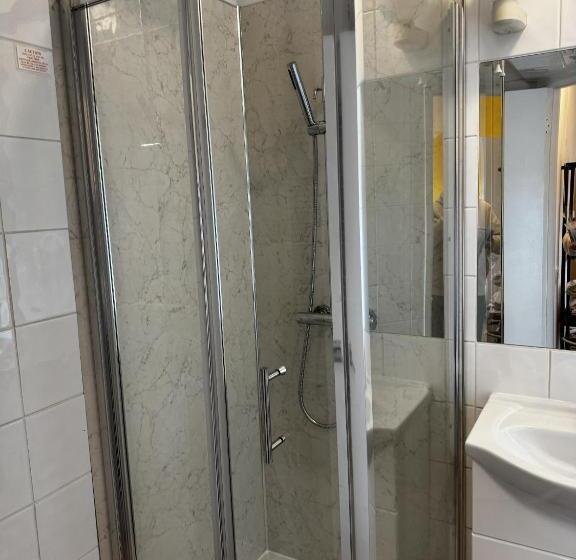 高级大房间, Watermead House