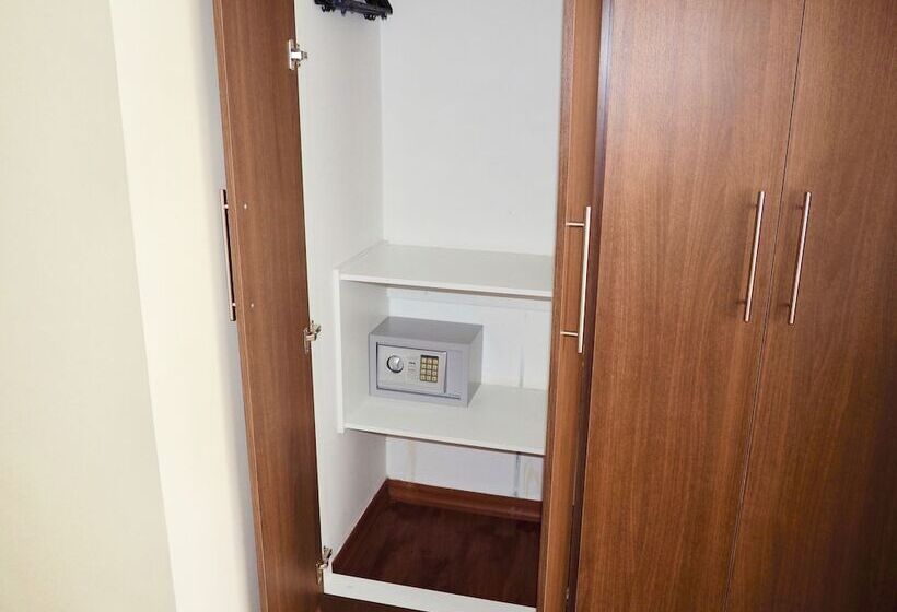 スタンダード４人部屋, 6 De Diciembre