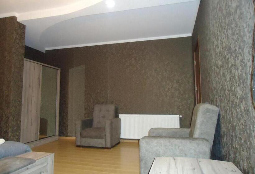 سوییت خانوادگی, Nikala