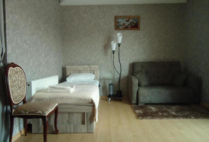 سوییت خانوادگی, Nikala