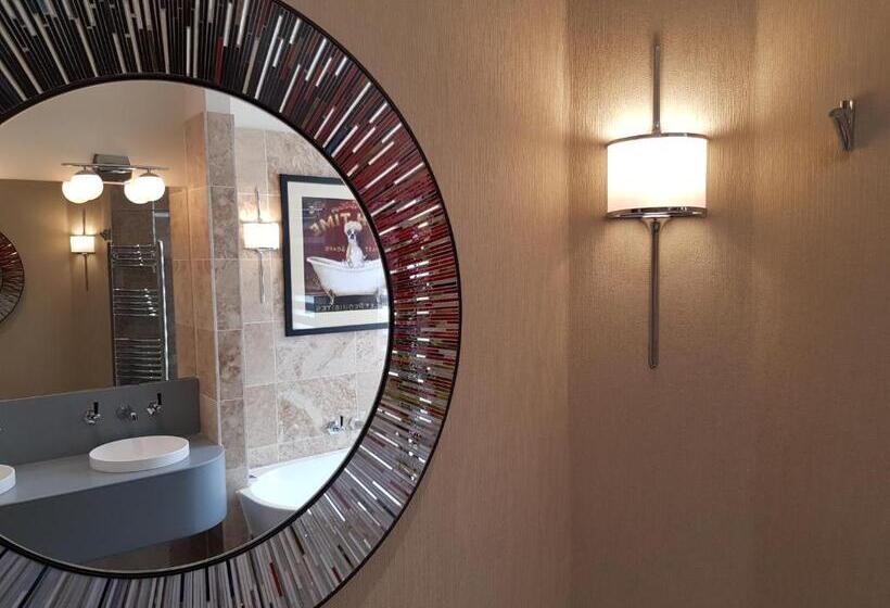 جناح سوبيريور, Prom