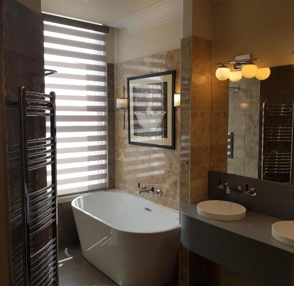 جناح سوبيريور, Prom