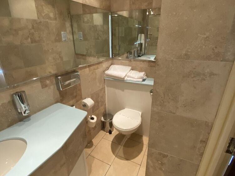 غرفة إقتصادية, Prom