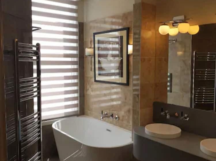 جناح سوبيريور, Prom