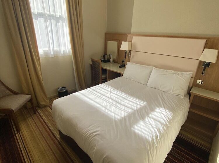 غرفة قياسية فردية, Prom