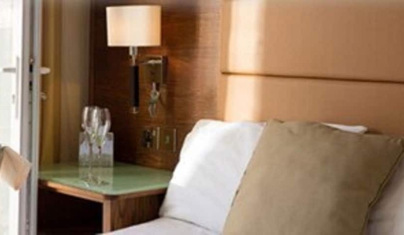 غرفة قياسية فردية, Prom