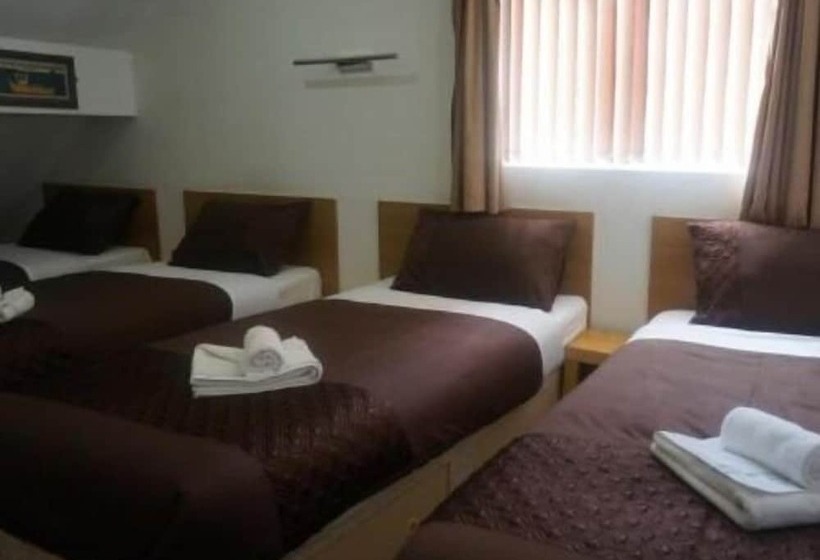 Четырехместный Номер Стандарт, The Cotswold