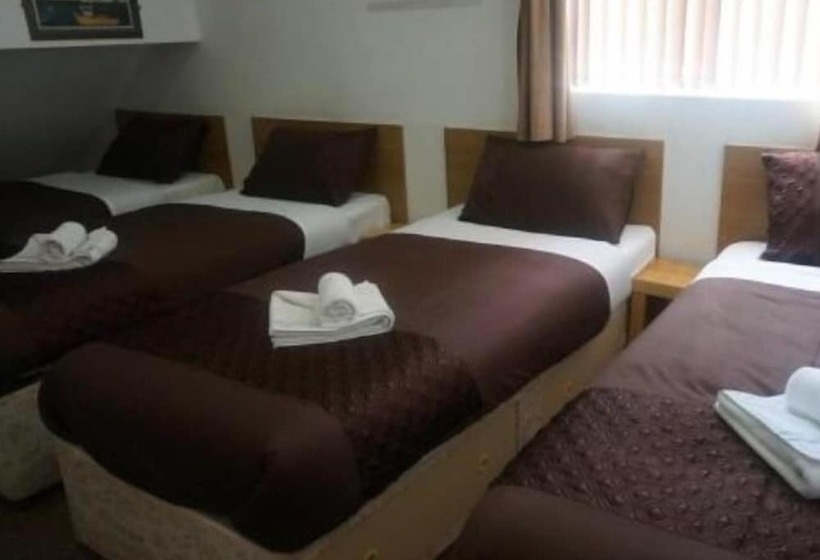 Четырехместный Номер Стандарт, The Cotswold